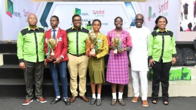 L-R: Ayodele Olatunde, Managing Director, Western Asset, Seplat Energy; Samson Ezugworie, Chief Operations Officer; Emmanuel Otokhine, Base Manager Western Asset (representing Dr. Chioma Nwachuku, Dir. External Affairs & Sustainability); and Esther Icha, CSR Manager, flanking students of the 3 winning schools at 2022 Seplat JV PEARLs Quiz competition held in Benin City, Edo State … on Friday - Credible News