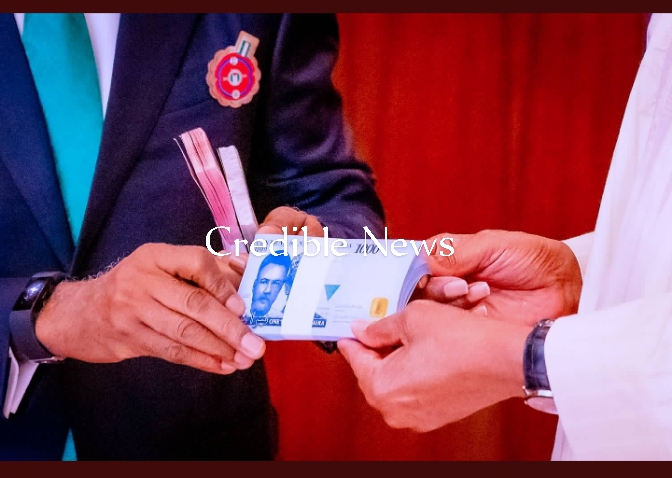 CBN Governor Godwin Emefiele and President Muhammadu Buhari Unveiling New Naira Note - Credible News